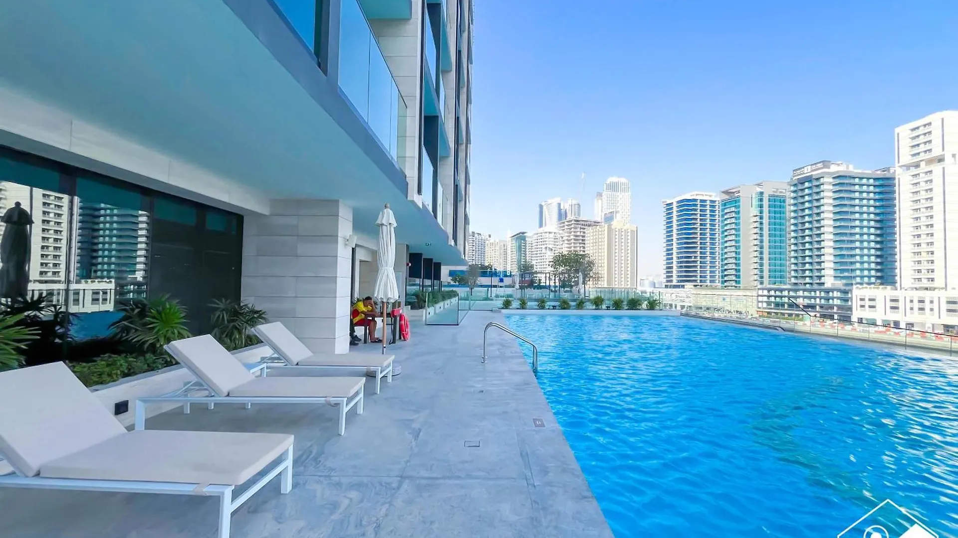 Relax With A View L Canalfront Balcony & Jacuzzi Dubai
