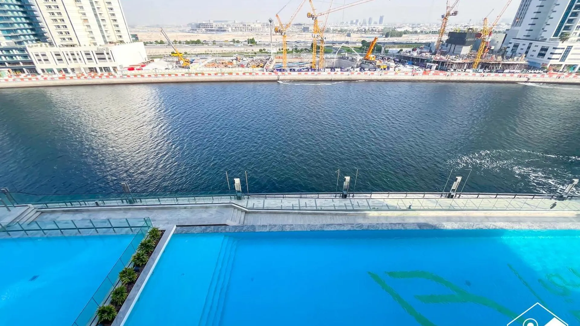 Relax With A View L Canalfront Balcony & Jacuzzi Dubai Apartment