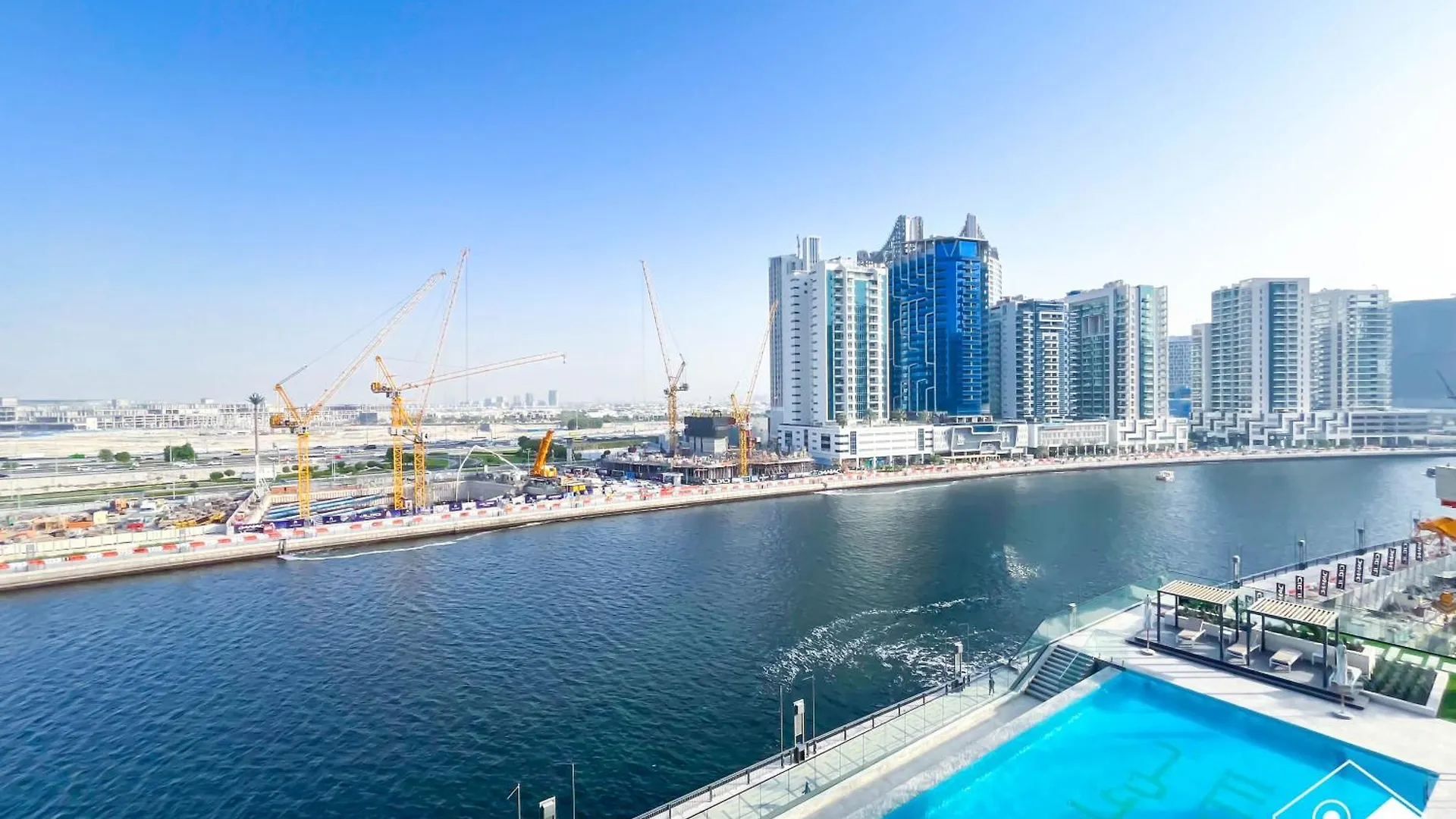 Relax With A View L Canalfront Balcony & Jacuzzi Dubai Apartment