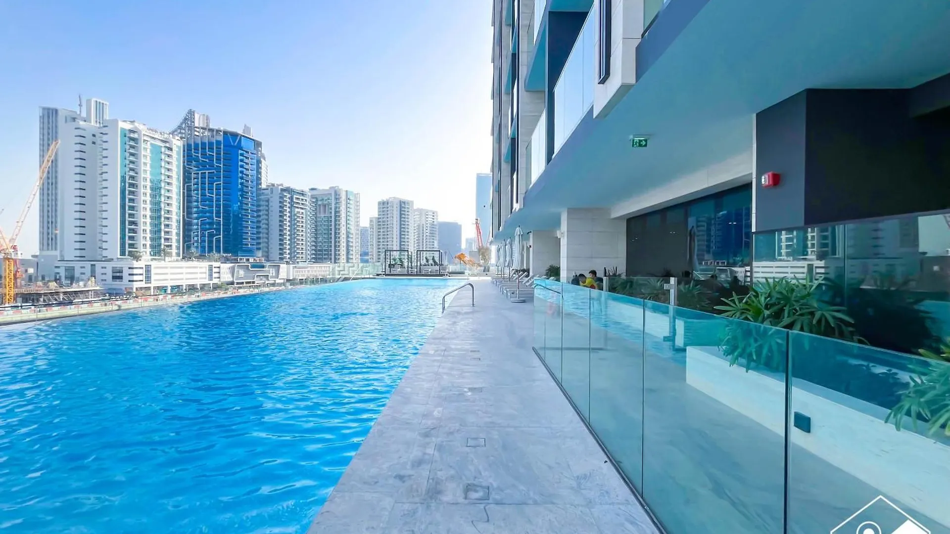 Relax With A View L Canalfront Balcony & Jacuzzi Dubai