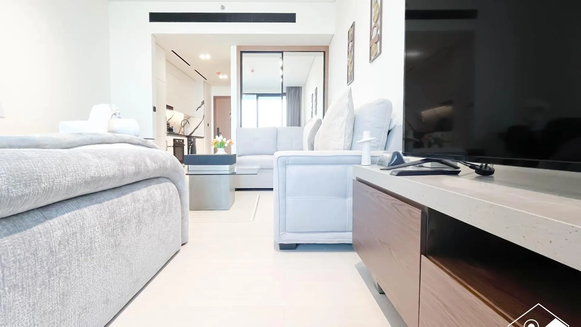Relax With A View L Canalfront Balcony & Jacuzzi Dubai