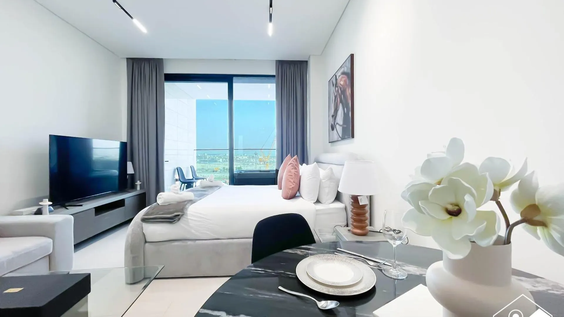 Relax With A View L Canalfront Balcony & Jacuzzi Dubai Apartment
