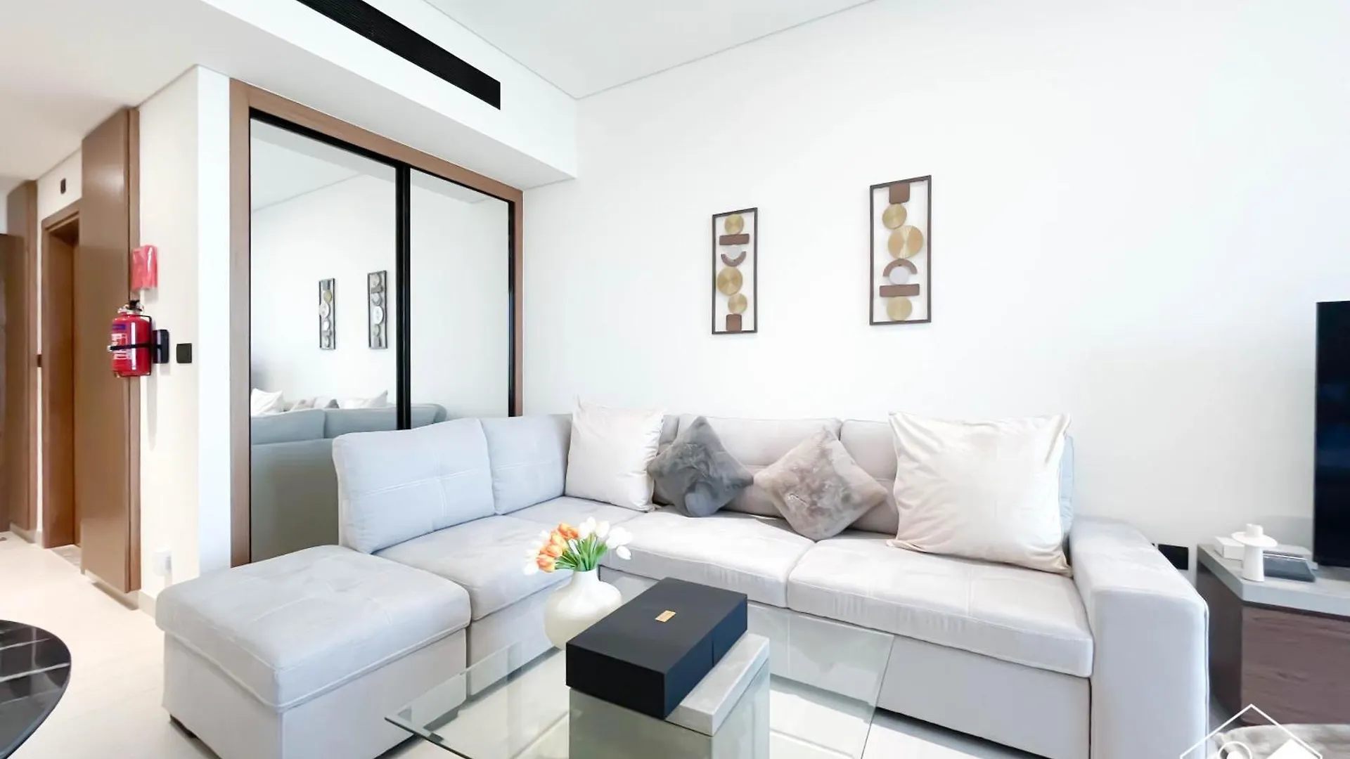 Relax With A View L Canalfront Balcony & Jacuzzi Dubai Apartment