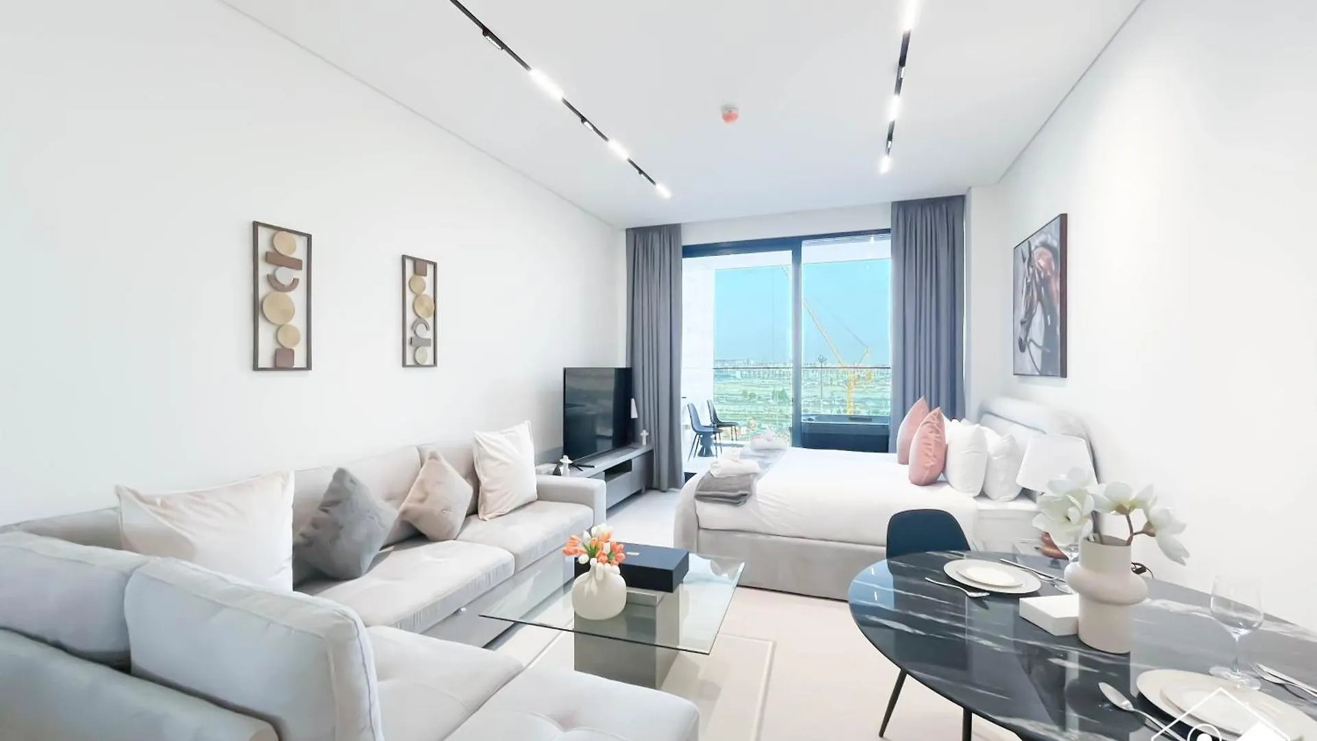 Relax With A View L Canalfront Balcony & Jacuzzi Dubai